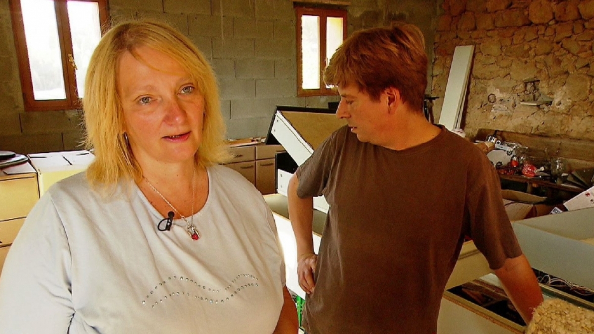 Sabine Lenhardt und Bernd Sch&uuml;tter stehen vor dem Ruin. (Foto)