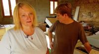 Sabine Lenhardt und Bernd Schütter stehen vor dem Ruin.