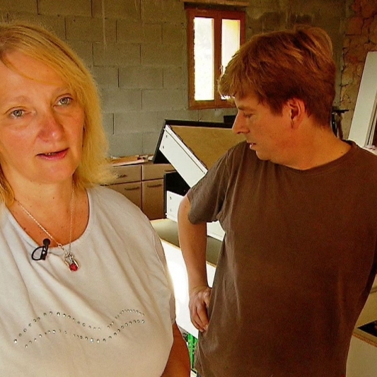 Sabine Lenhardt und Bernd Schütter stehen auf Mallorca vor dem Ruin