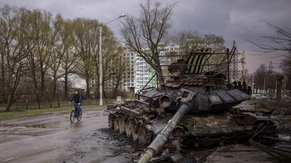 Ein zerst&ouml;rter russischer Panzer in&nbsp;Tschernihiw. (Foto)