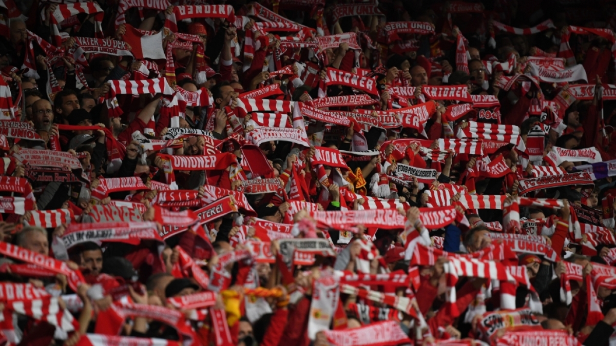 Mit erhobenen Schals feuern die Fans des 1. FC Union Berlin ihren Verein an. (Symbolbild) (Foto)
