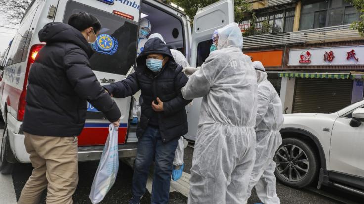 Erstversorgung eines Patienten in Wuhan. In der chinesischen Stadt war das Coronavirus zuerst aufgetreten