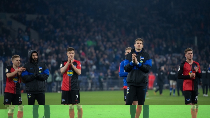 DFB-Pokal, FC Schalke 04 - Hertha BSC Berlin, Achtelfinale in der Veltins Arena: Berlins Spieler bedanken sich bei den Fans.