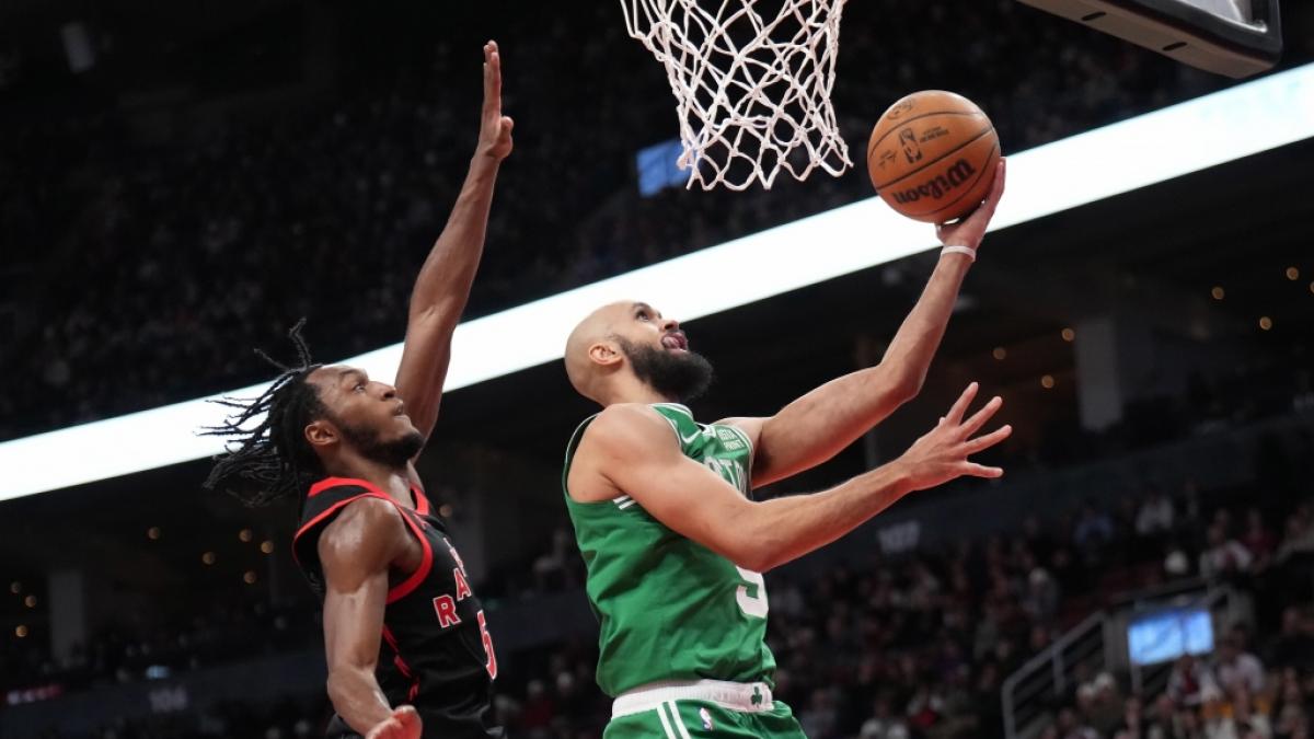 Derrick White (r) von den Boston Celtics zieht zum Korb, am 15.01.2024. (Symbolbild) (Foto)