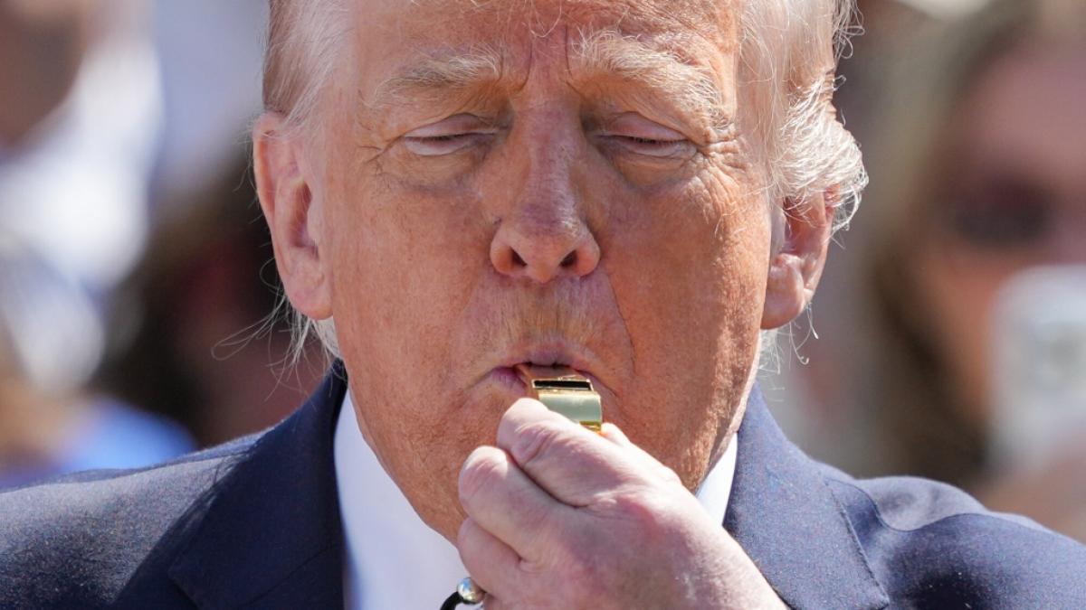 Pr&auml;sident Donald Trump bl&auml;st eine Trillerpfeife w&auml;hrend des White House Easter Egg Roll auf dem South Lawn des Wei&szlig;en Hauses. (Foto)