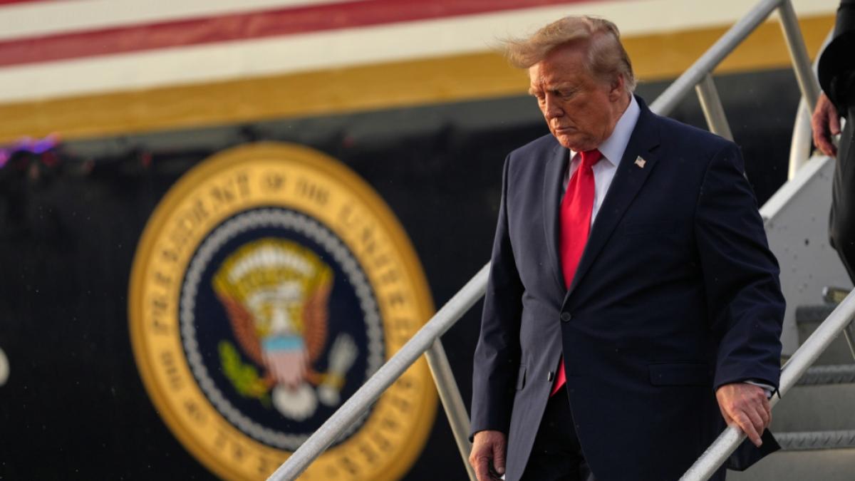Neue Bilder zeigen Donald Trump (80) mit einer auff&auml;lligen Verf&auml;rbung im Gesicht. (Foto)