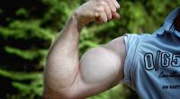 Knackige Muckis sind ein Traum vieler Männer - doch die Muskelmasse soll angeblich schrumpfen, je öfter man(n) masturbiert.