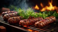 Cevapcici sind aus der Pfanne und vom Grill ein Genuss - aktuell wird die beliebte Hackfleischspezialität jedoch aus dem Tiefkühl-Sortiment von Rewe zurückgerufen.