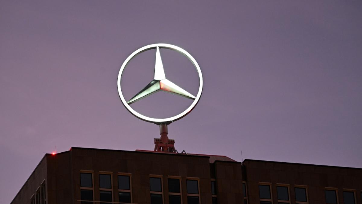Der Mercedes-Stern auf einer ehemaligen Zentrale: Der Automobilkonzern muss&nbsp; mindestens 100.000 Diesel-Fahrzeuge zur&uuml;ckrufen. (Foto)