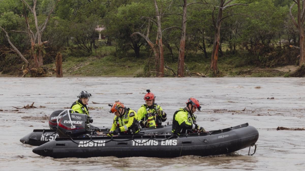 Mitglieder der Task Force 1 setzen nach den verheerenden &Uuml;berschwemmungen in Kerrville Rettungsboote auf dem Guadalupe River ein. (Foto)