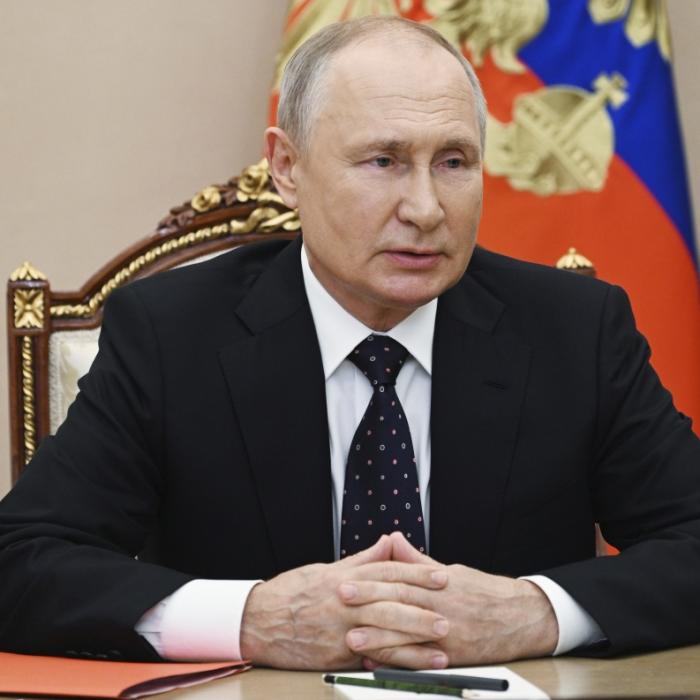 Muss der Designer nun sterben? Russen-Zeitung verschleudert Putin-Kalender