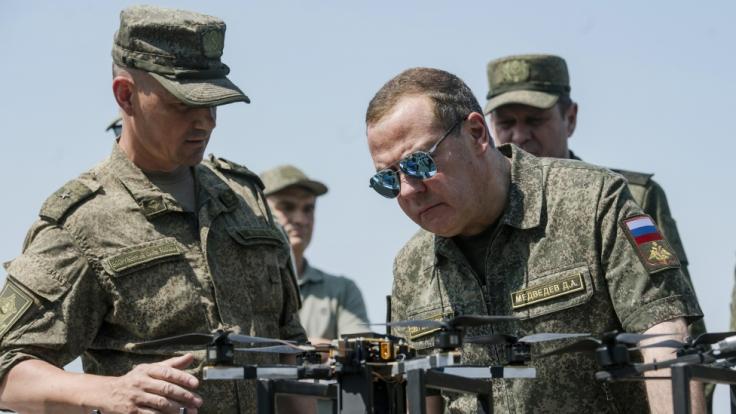Dmitri Medwedew (rechts) sorgt seit Beginn des Ukraine-Krieges mit Drohungen für Schlagzeilen.