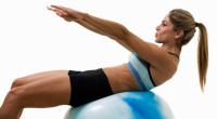 Fitnessübungen sollen Spaß machen, nur so bleibt man am Ball und kommt dem Ziel einer strafferen Figur näher und näher.