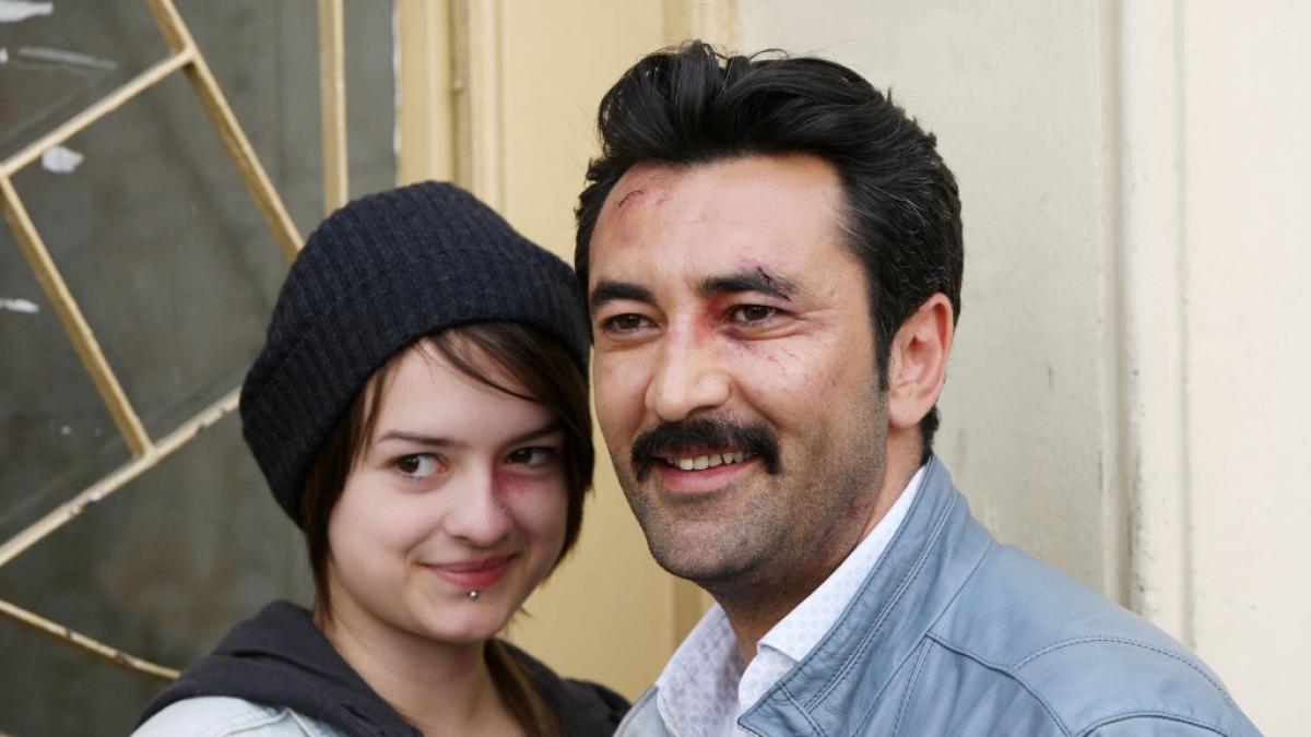 Michelle Barthel und&nbsp;Mehmet Kurtulus zusammen beim "Tatort"-Dreh. (Foto)