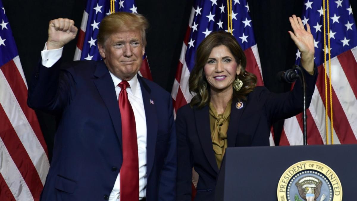 Ein Bild aus gl&uuml;cklicheren Tagen - inzwischen gehen Donald Trump und seine Heimatschutzministerin Kristi Noem (hier auf einem Foto von 2018, getrennte Wege. (Foto)