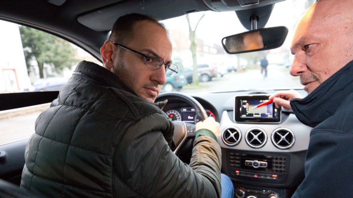 Der 29-j&auml;hrige irakische Fl&uuml;chtling Mahmood (links) in einem Fahrschulauto des deutschen roten Kreuz (DRK) in Bielefeld, zusammen mit seinem Fahrlehrer Dirk Konert. (Foto)