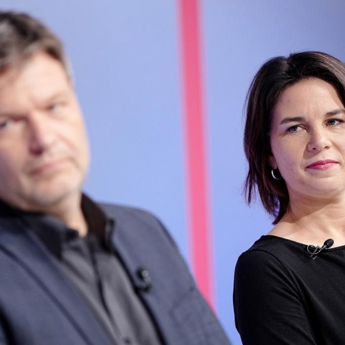 Grünen-Politiker völlig abgestürzt! Außenministerin triumphiert