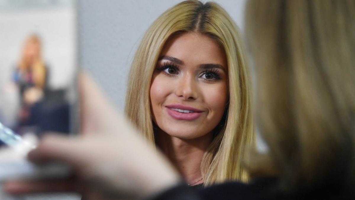 Pamela Reif zeigt im Netz ihre Bauchmuskeln. (Foto)