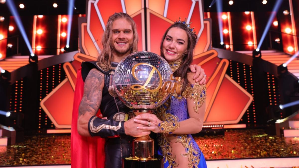 So sehen Sieger aus: Rurik Gislason und Renata Lusin mit dem Siegerpokal bei "Let's Dance" 2021. (Foto)