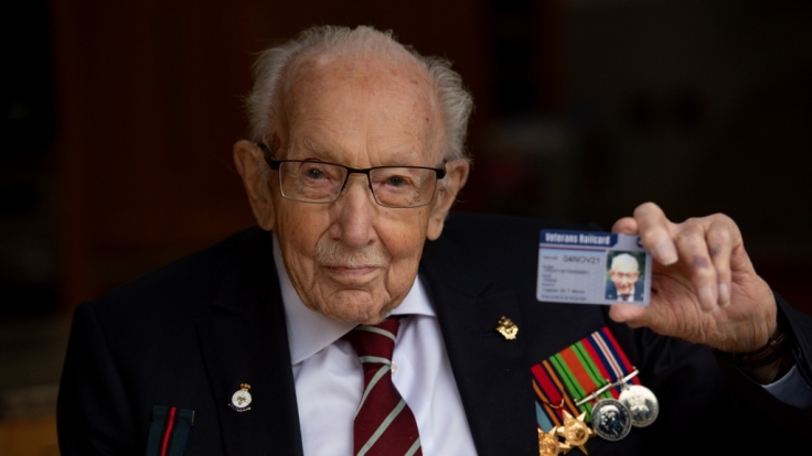 Captain Tom Moore, der mit 100 Jahren von Queen Elizabeth II. zum Ritter geschlagen wurde, ist an den Folgen einer Coronavirus-Infektion gestorben.