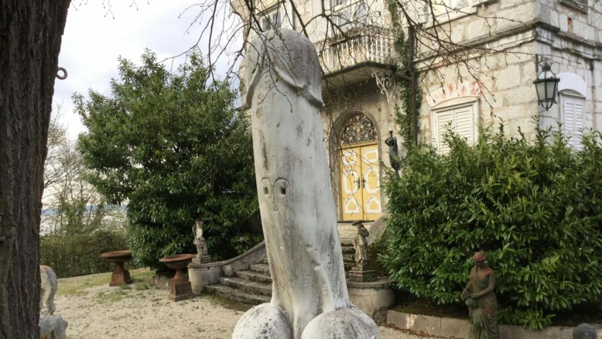 Eine zwei Meter hohe Phallus-Statue neben einem Kreuzweg in Traunkirchen. (Symbolbild) (Foto)