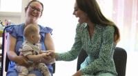 Dass sich Prinzessin Kate in der Gegenwart von kleinen Kindern am wohlsten fühlt, ist nicht zu übersehen.