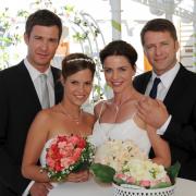 Die Brautpaare Dennise und Bianca Hoffman (Jochen Schropp, Birthe Wolter, l.) sowie Anne und Robert Grunert (Gisa Zach, Bruno Eyron, r.).