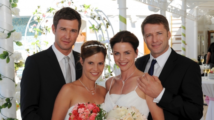 Die Brautpaare Dennise und Bianca Hoffman (Jochen Schropp, Birthe Wolter, l.) sowie Anne und Robert Grunert (Gisa Zach, Bruno Eyron, r.).