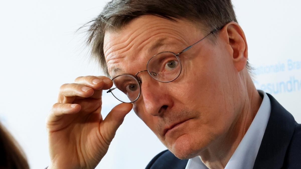 Karl Lauterbach verk&uuml;ndete, dass die Krankenkassen-Beitr&auml;ge 2024 wom&ouml;glich steigen werden. (Foto)
