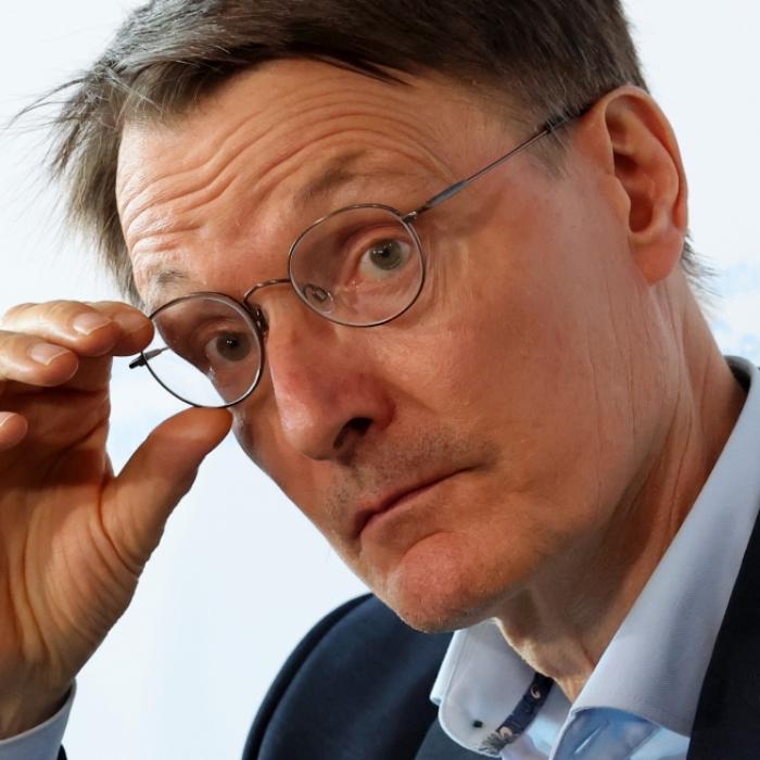 Lauterbach verkündet Beitragshammer! So viel müssen Versicherte ab 2024 zahlen