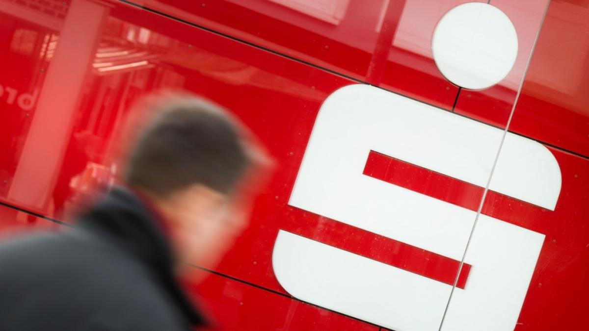 Sparer m&uuml;ssen mehr zahlen und Sparkassen streichen Millionengewinne ein. (Foto)