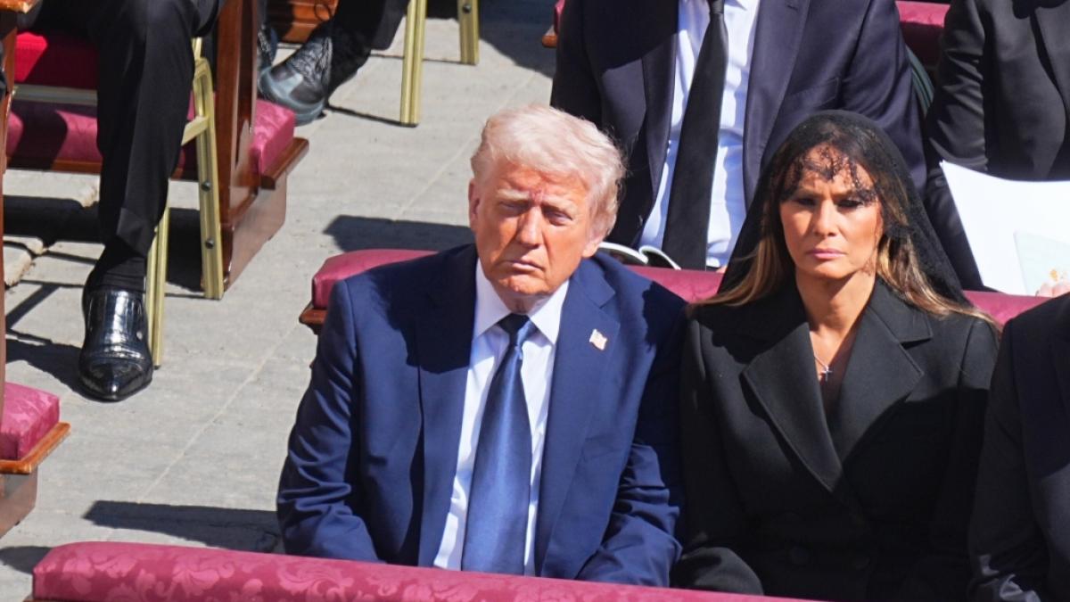 Donald Trump und First Lady Melania Trump nehmen 2025 an der Trauermesse von Papst Franziskus auf dem Petersplatz im Vatikan teil. (Foto)