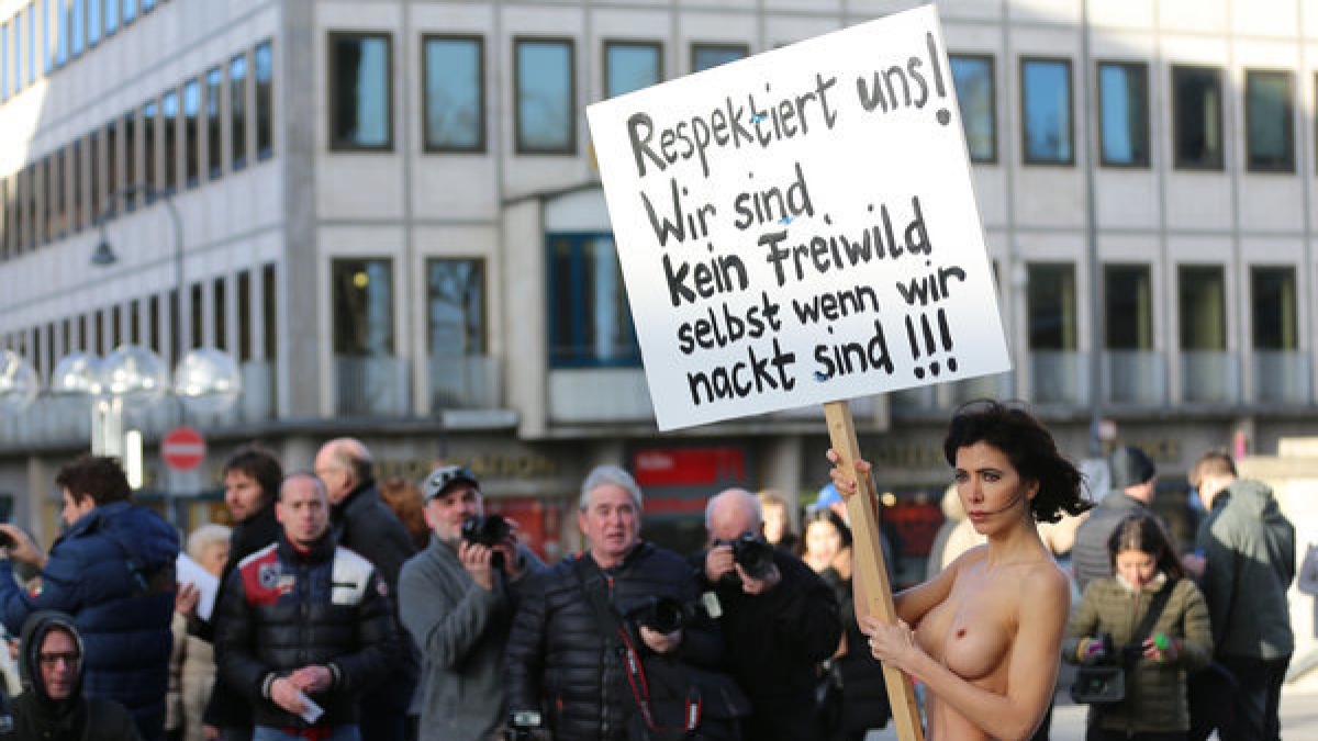 Milo Moir&eacute; l&auml;sst f&uuml;r ihre Performance-Kunst gern die H&uuml;llen fallen. (Foto)