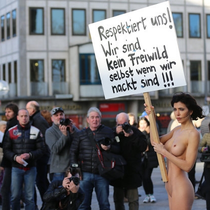 HIER vergnügt sich der PBB-Nackedei beim Dildo-Dreier