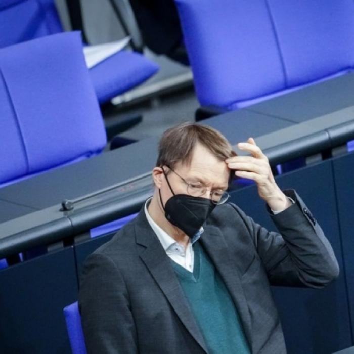 Amts-Aus droht! Lauterbach am Ende? / Fans in Sorge um Helene Fischer / Überfall-Drama bei WM-Star