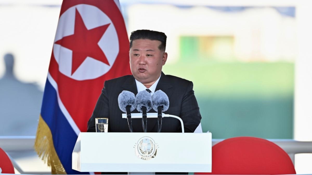 Kim Jong Un spricht bei der Stapellauf-Zeremonie f&uuml;r einen neuen nordkoreanischen Marinezerst&ouml;rer. (Foto)