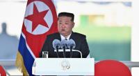 Kim Jong Un spricht bei der Stapellauf-Zeremonie für einen neuen nordkoreanischen Marinezerstörer.