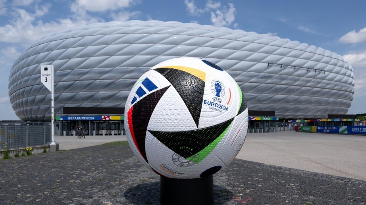 Fußball Arena München (Kapzität: 66.000): 4 Vorrundenspiele, 1 Achtelfinale, 1 Halbfinale (Foto)