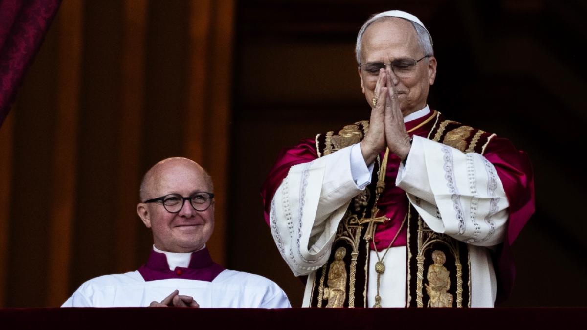 Papst Leo XIV. (r), der US-Amerikaner Robert Prevost, auf dem Balkon des Petersdoms im Vatikan. (Foto)