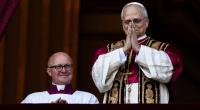 Papst Leo XIV. (r), der US-Amerikaner Robert Prevost, auf dem Balkon des Petersdoms im Vatikan.