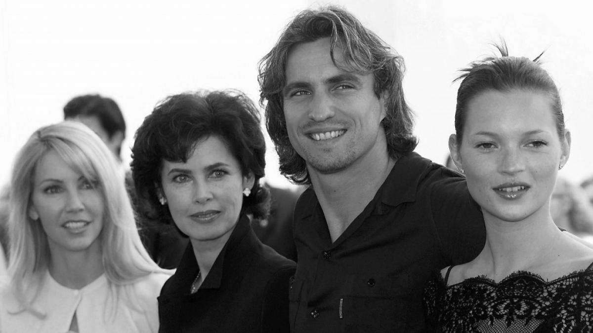 Ein Bild aus dem Jahre 1999 zeigt Dayle Haddon (Zweite von links) neben US-Schauspielerin Heather Locklear (ganz links) und Fu&szlig;baller David Ginola gemeinsam mit Model Kate Moss (ganz rechts). (Foto)