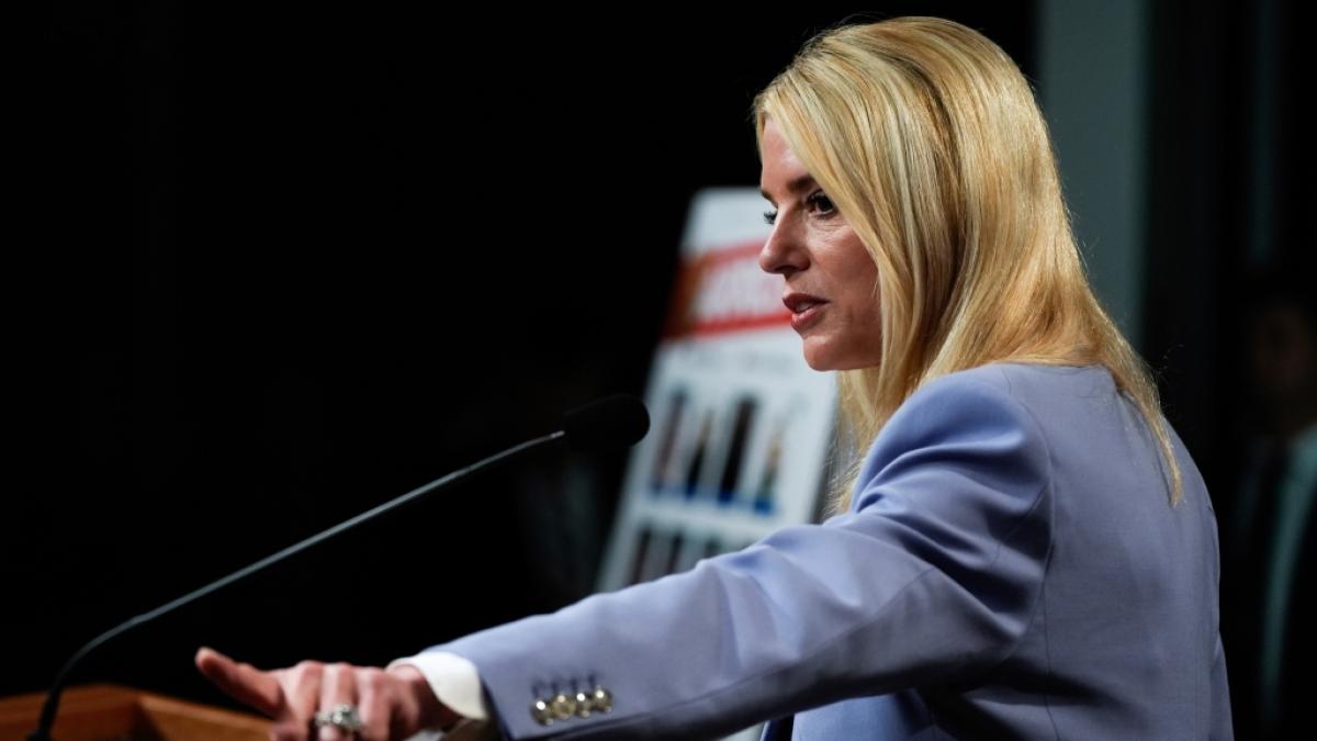 US-Justizministerin Pam Bondi spricht w&auml;hrend einer Pressekonferenz im Justizministerium. Die Trump-Verb&uuml;ndete steht aktuell im Fokus von Spekulationen, da sie ausgerechnet am Tag des B&ouml;rsen-Crashs Aktien in Millionenh&ouml;he verkaufte. (Foto)