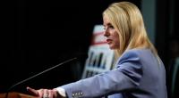 US-Justizministerin Pam Bondi spricht während einer Pressekonferenz im Justizministerium. Die Trump-Verbündete steht aktuell im Fokus von Spekulationen, da sie ausgerechnet am Tag des Börsen-Crashs Aktien in Millionenhöhe verkaufte.