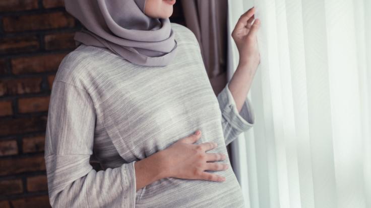 Ein Rassist hat auf eine hochschwangere Muslimin eingeprügelt.