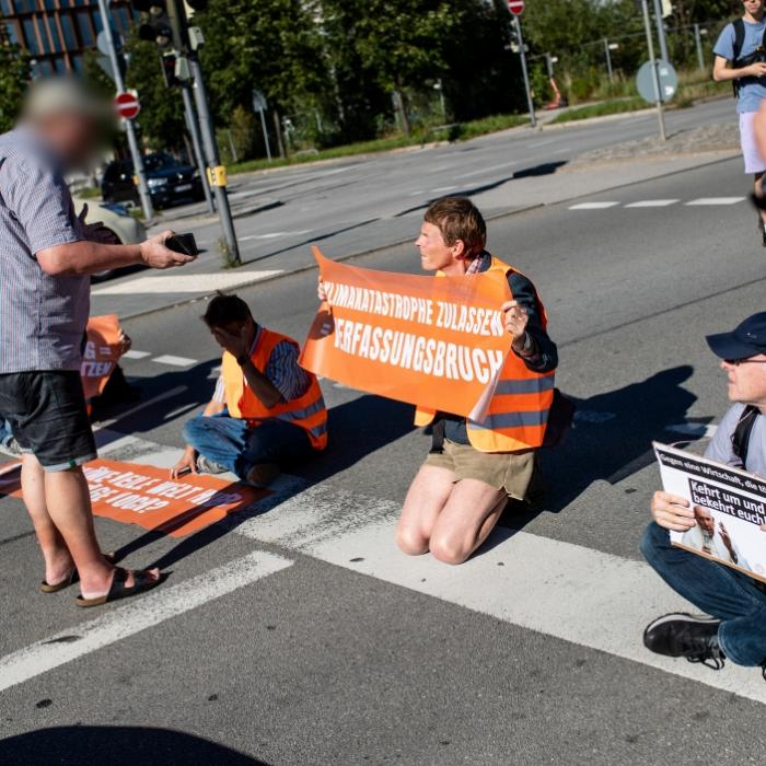 Eskalation auf der Straße! Autofahrer verpasst Klimaaktivist Ohrfeige