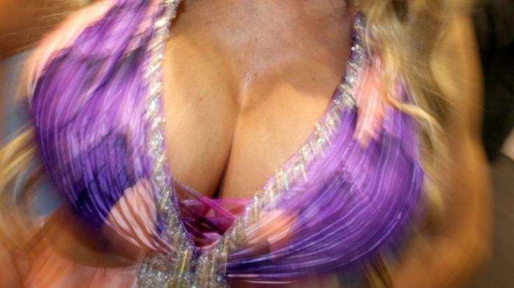 Bei Demi Rose sprengt es fast den Busen weg.