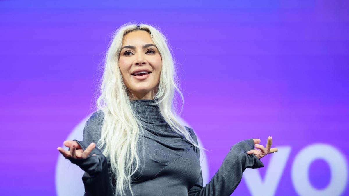 Kim Kardashian zeigt sich ihren Fans wieder bei einer Anprobe. (Foto)