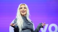 Kim Kardashian zeigt sich ihren Fans wieder bei einer Anprobe.