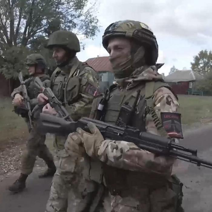 Putin-Soldaten erschießen wehrlosen Ukraine-Kämpfer - Video zeigt Hinrichtung