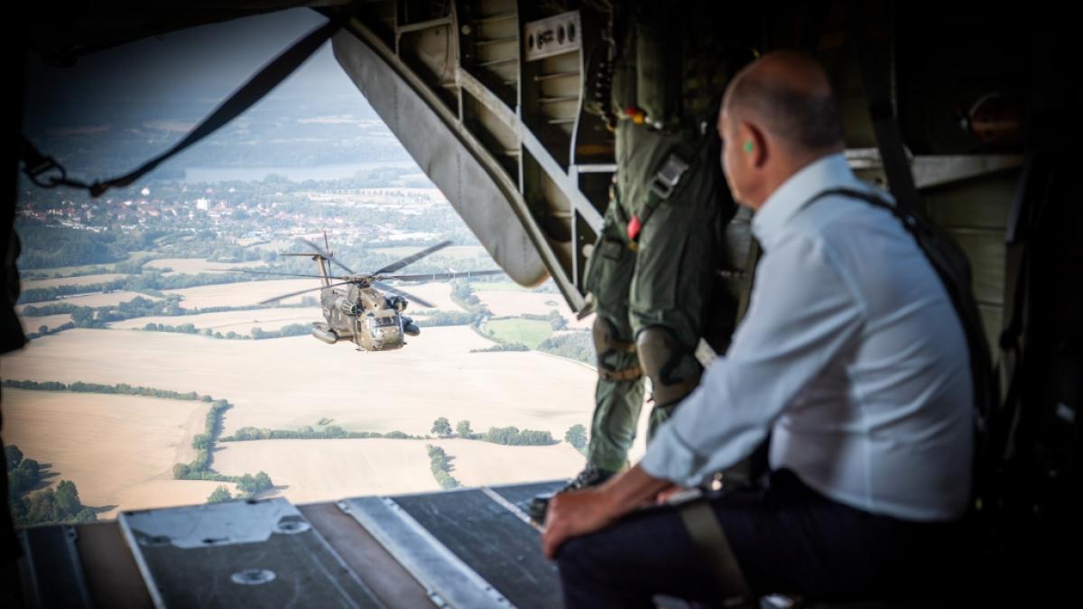 Olaf Scholz blickt aus einem Bundeswehr-Hubschrauber. (Foto)
